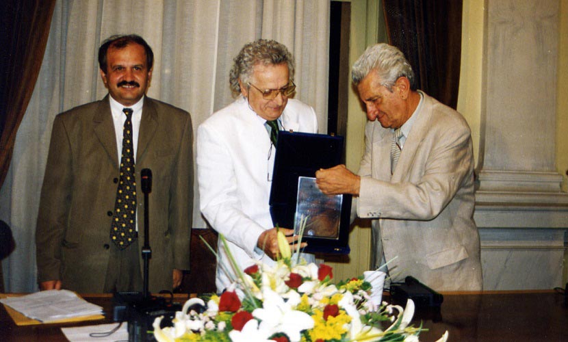 Ο Κώστας Ιωαννίδης με τον Γιάννη Δεκαβάλλα και τον Αντώνη Μαρκούλη κατά τη βράβευση του στη Σύρο
