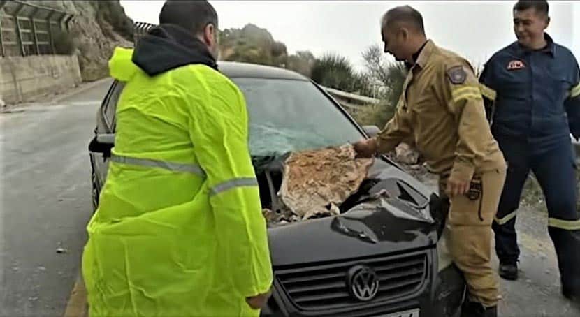 Αράχωβα: Βράχος καταπλάκωσε αυτοκίνητο 