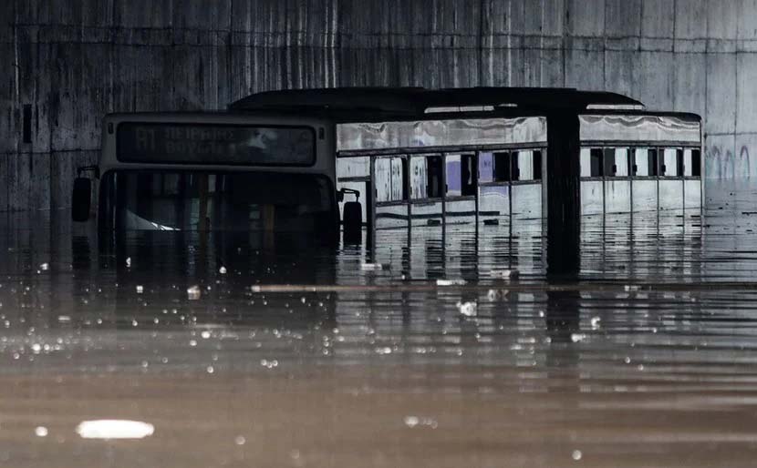 Λεωφορείο - υποβρύχιο «βυθίστηκε» στη Ποσειδώνος