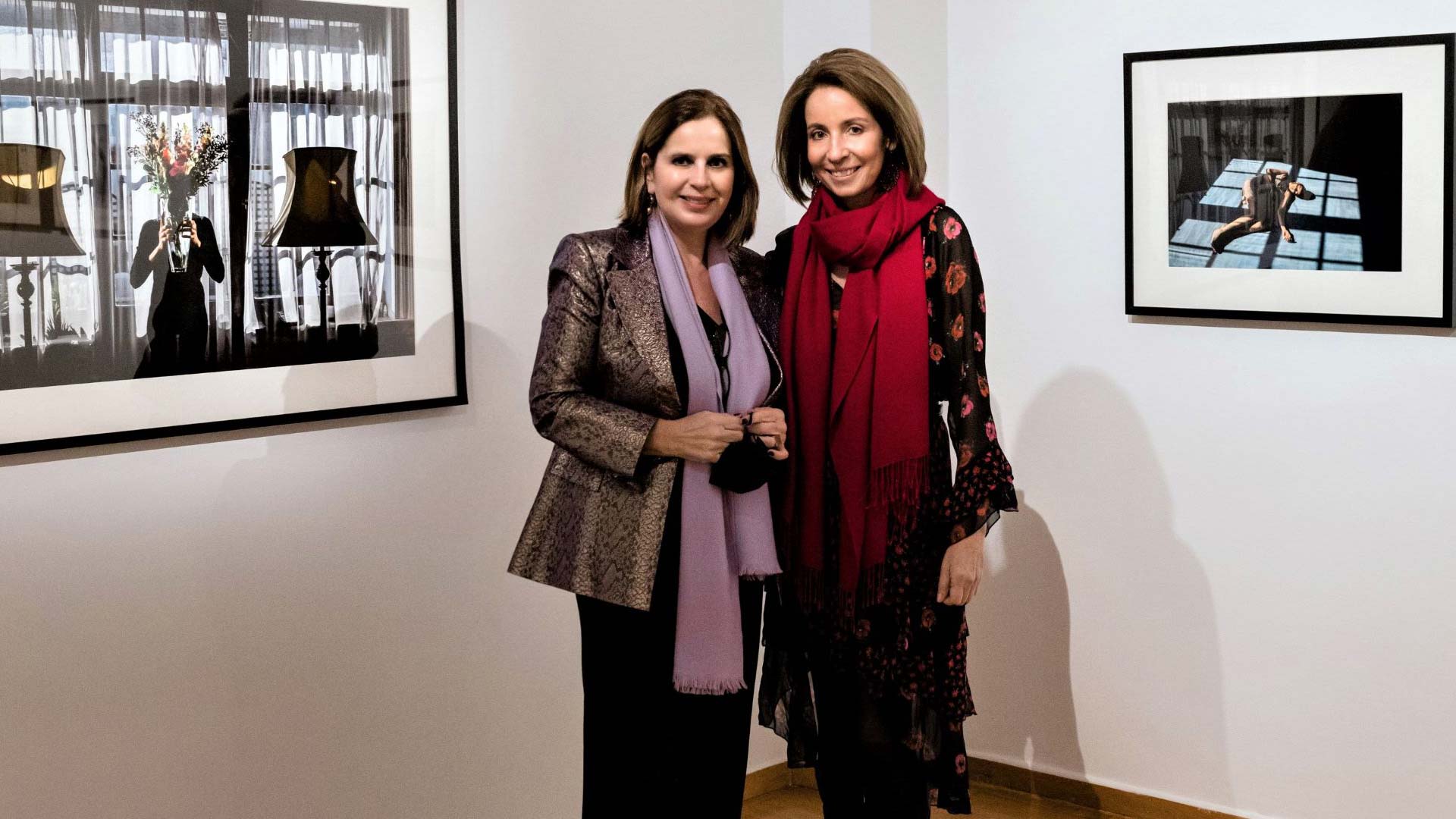 Η διευθύντρια της γκαλερί Citronne Τατιάνα Σπινάρη Πολλάλη και η φωτογράφος Μαργαρίτα Μαυρομιχάλη