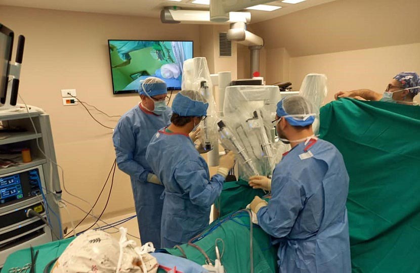Η πρώτη Ρομποτική Θωρακοσκοπική επέμβαση στην Ελλάδα και μόλις δεύτερη στην Ευρώπη, πραγματοποιήθηκε στα τέλη Νοεμβρίου στο Iατρικό Kέντρο Αθηνών από την ομάδα του κ. Λεωνίδα Παπασταύρου, Διευθυντή Θωρακοσκοπικής Χειρουργικής Ιατρικού Κέντρου Αθηνών
