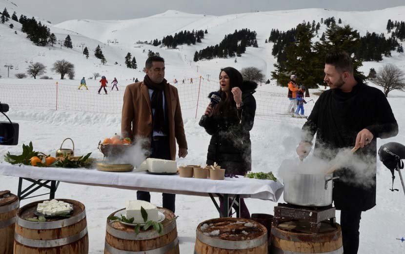 Ο Chef Αλέξανδρος Σπέρχος, συνεργάτης του Συνεταιρισμού Καλαβρύτων ετοιμάζει στα χιόνια τον τραχανά με φέτα, κέρασμα στην γιορτή, παρουσία του Προέδρου του Συνεταιρισμού Παύλο Σατολιά ενώ και της δημοσιογράφου της ΕΡΤ Τίνας Μιχαηλίδου 