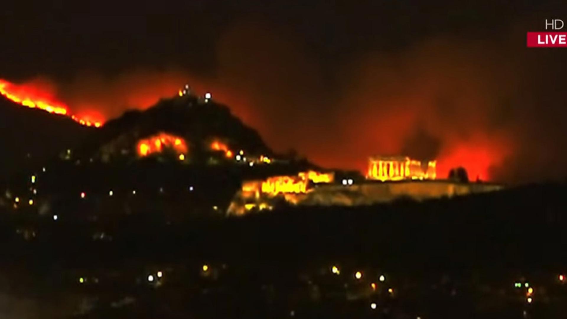 Φωτιά: Η Ακρόπολη με φόντο την πύρινη κόλαση της Πεντέλης