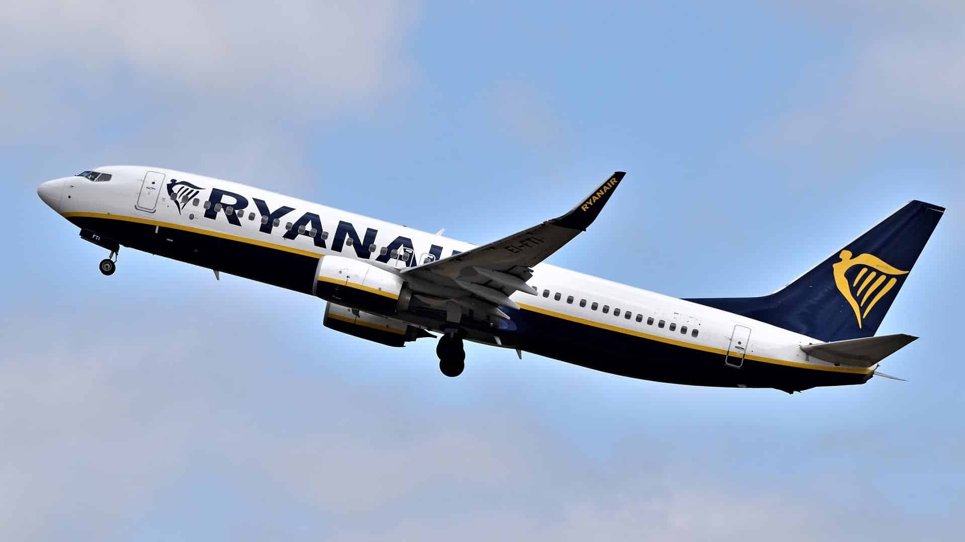 αεροπλάνο, Boeing 738 της Ryanair με 192 επιβαίνοντες, από την Πολωνία