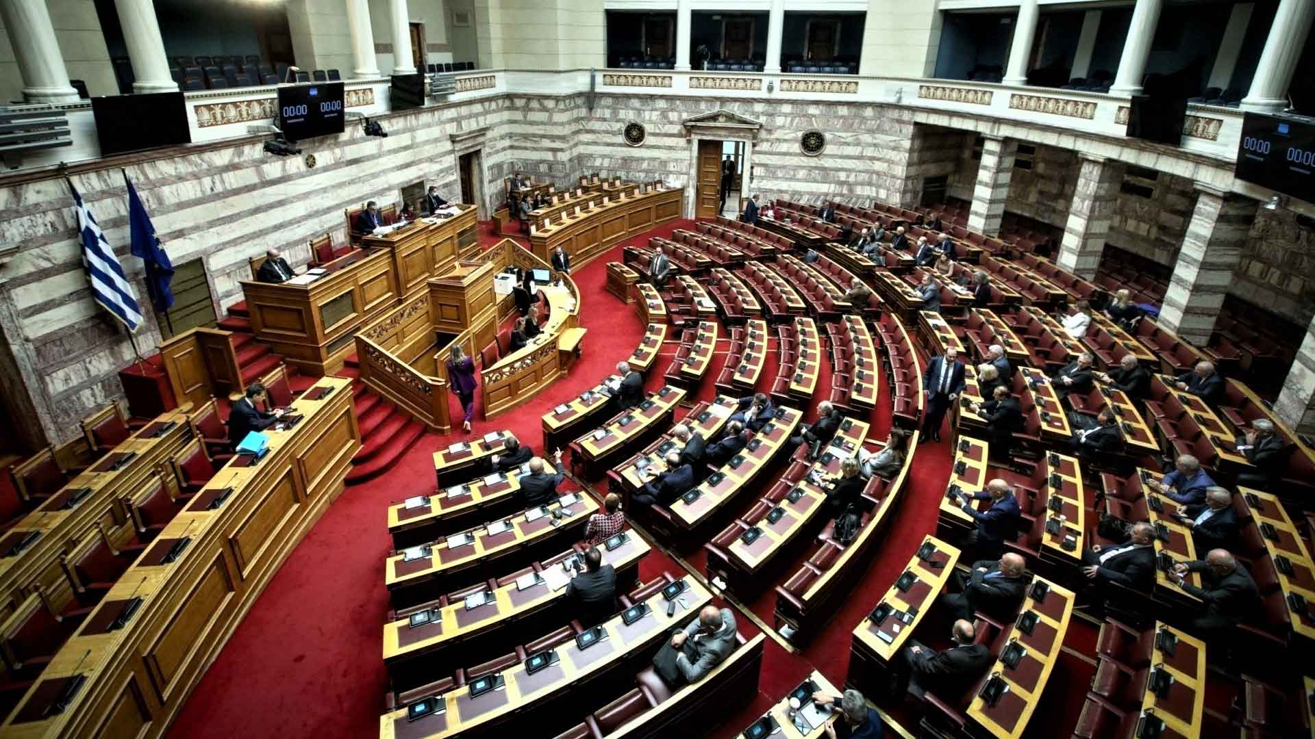 Βουλή: Πέρασε η τροπολογία «μπλόκο» στο κόμμα Κασιδιάρη - Πως ψήφισαν τα κόμματα