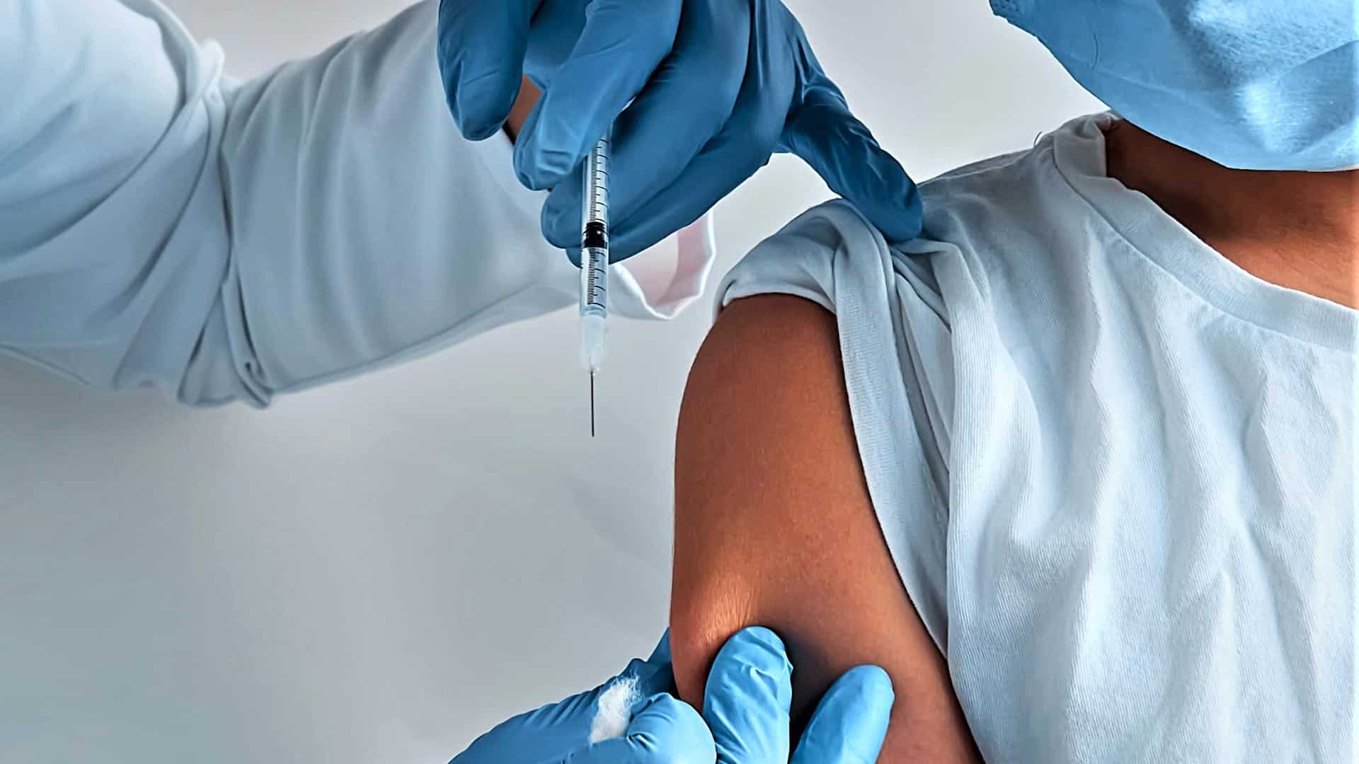ΕΟΦ: Διερευνώνται 21 θάνατοι και 1.600 αναφορές για παρενέργειες από το εμβόλιο κατά της Covid