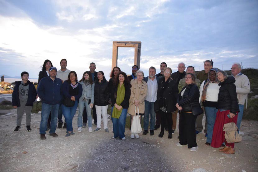 Οι ξένοι δημοσιογράφοι στη περίφημη Πορτάρα, στον Ναό του Απόλλωνα