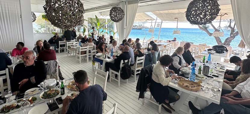 Στο SANTANA beach club στην Αγία Άννα, οι ξένοι δημοσιογράφοι είχαν την ευκαιρία να γευτούν την ξακουστή γαστρονομία του νησιού 