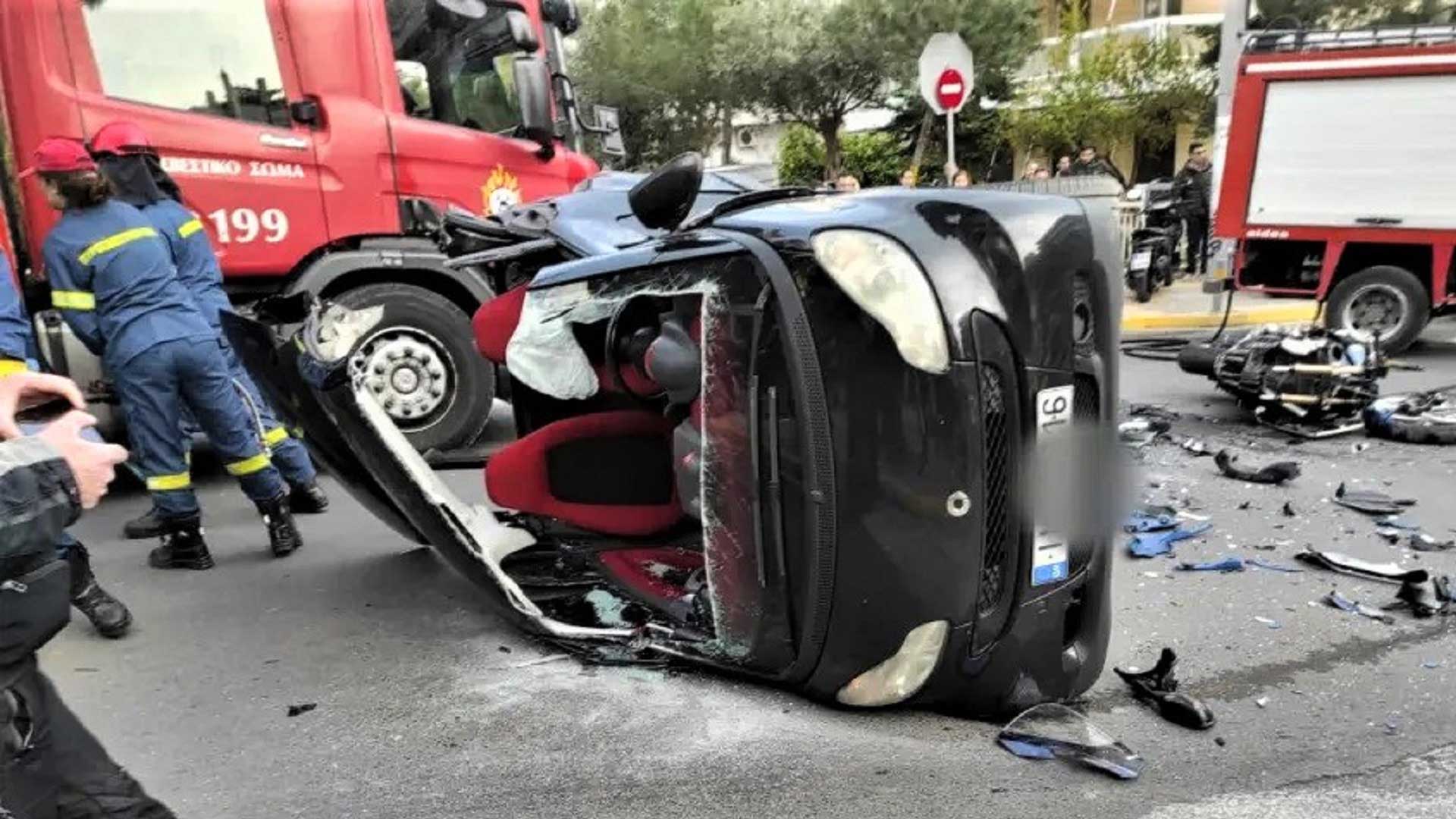 Άλιμος: Οδηγός μηχανής ανασύρθηκε νεκρός μέσα από Smart με το οποίο συγκρουστείτε
