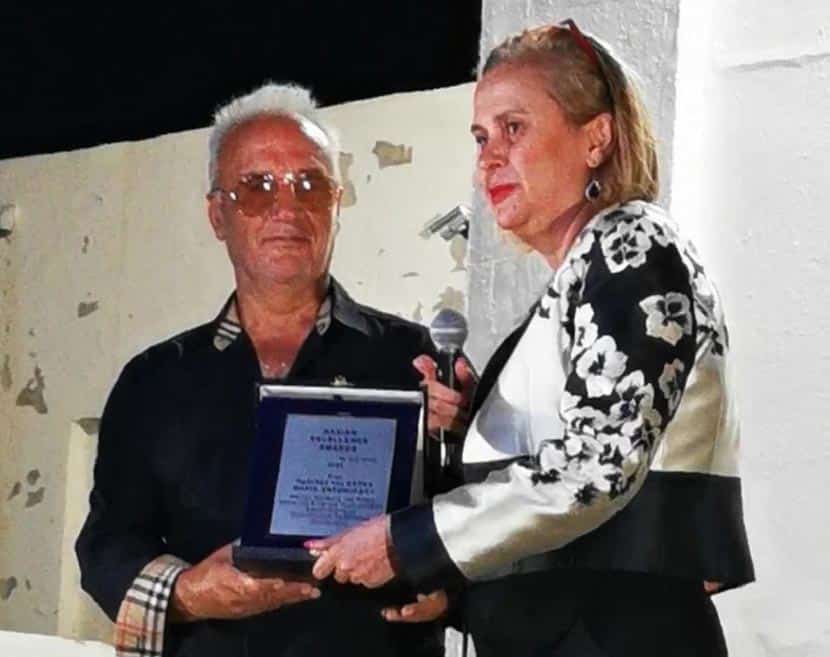 Το τιμητικό βραβείο για την προσφορά της στην Διεθνή προβολή της Νάξου στην πρόεδρο της ΕΣΗΕΑ Μαρία Αντωνιάδου παρέδωσε ο πρόεδρος της Ε.Α.Σ. Νάξου Δημήτρης Καπούνης