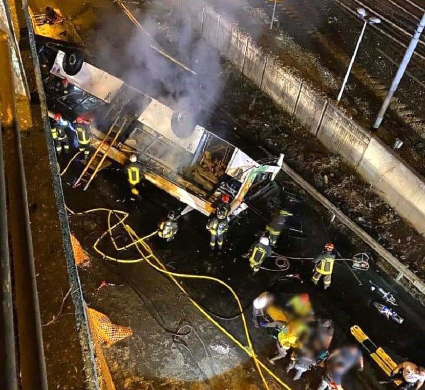Ιταλία: Λεωφορείο έπεσε από γέφυρα 