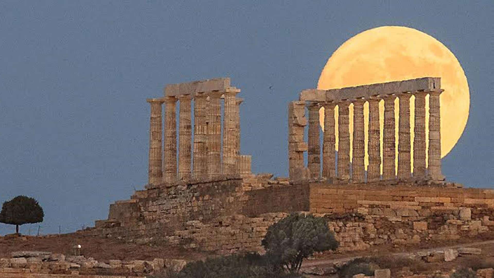 Πανσέληνος: Δείτε το εντυπωσιακό «Φεγγάρι του ελαφιού» στο Ναός του Ποσειδώνα στο Σούνιο