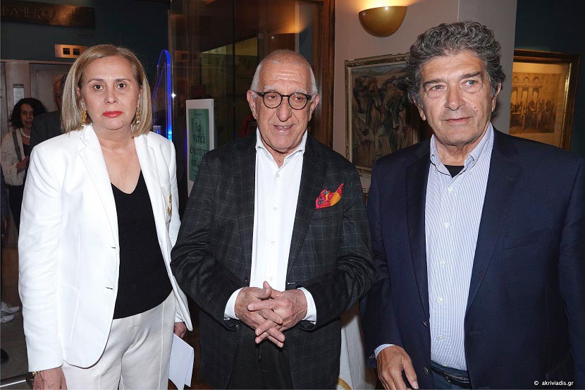 Η Πρόεδρος της ΕΣΗΕΑ και του Μορφωτικού της Ιδρύματος, Μαρία Αντωνιάδου, ο Πρόεδρος της Βουλής των Ελλήνων, Νικήτας Κακλαμάνης και ο γλύπτης Κώστας Βαρώτσος