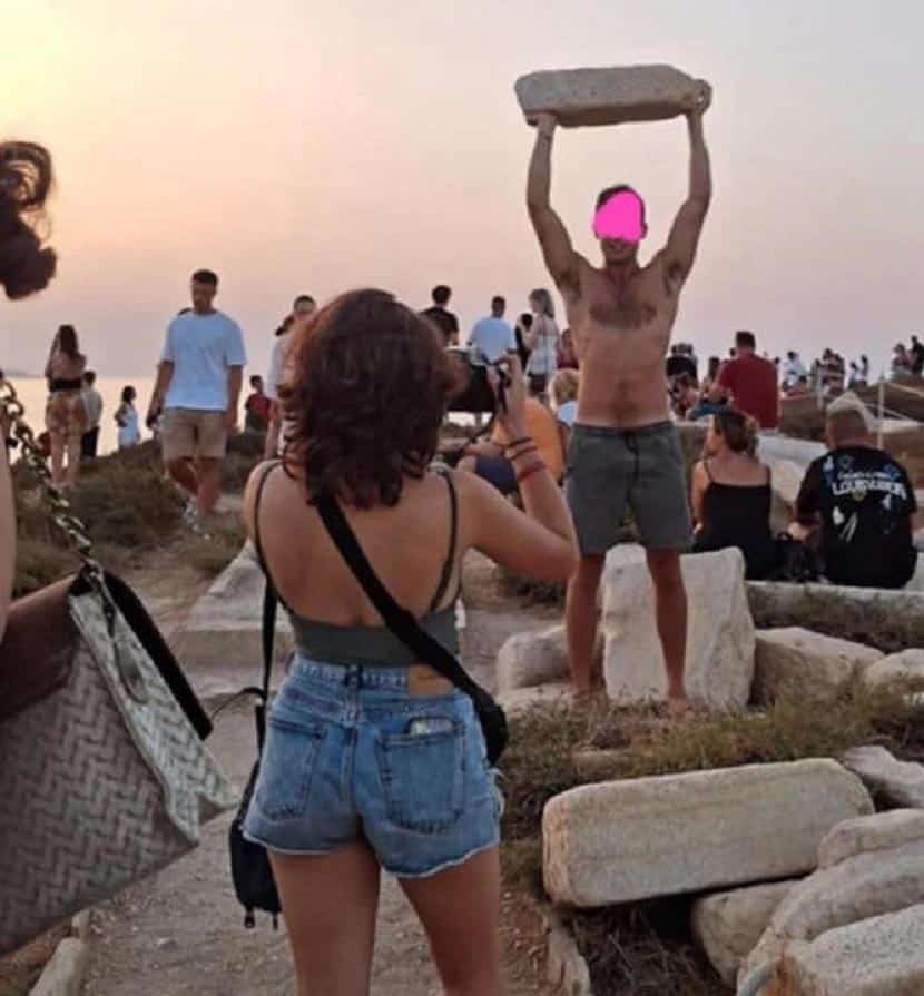 Τουρίστες σε αρχαιολογικό χώρο