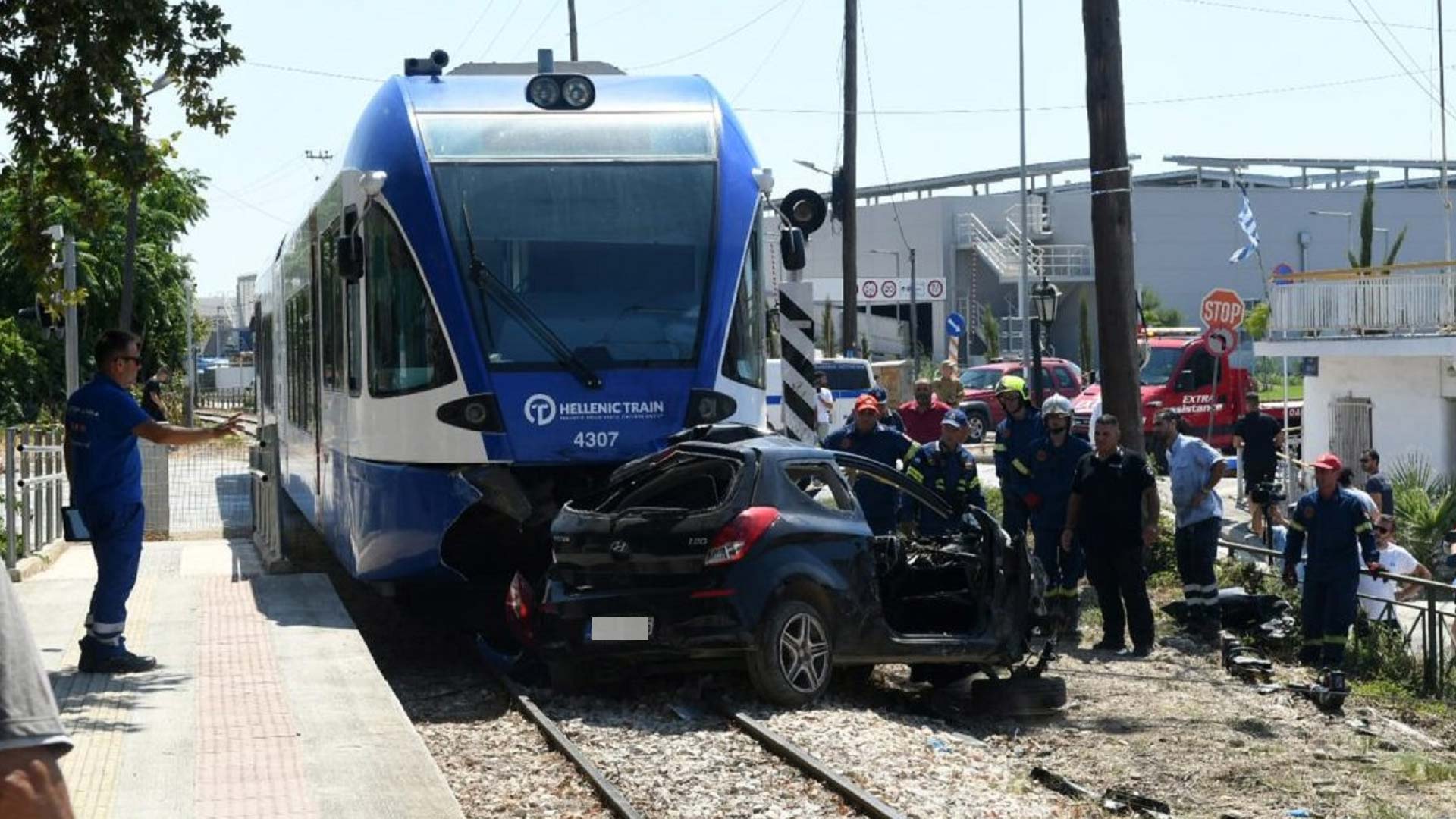 Πάτρα: Τρένο συγκρούστηκε με ΙΧ αυτοκίνητο - Από «θαύμα» σώθηκε ο οδηγός (video)