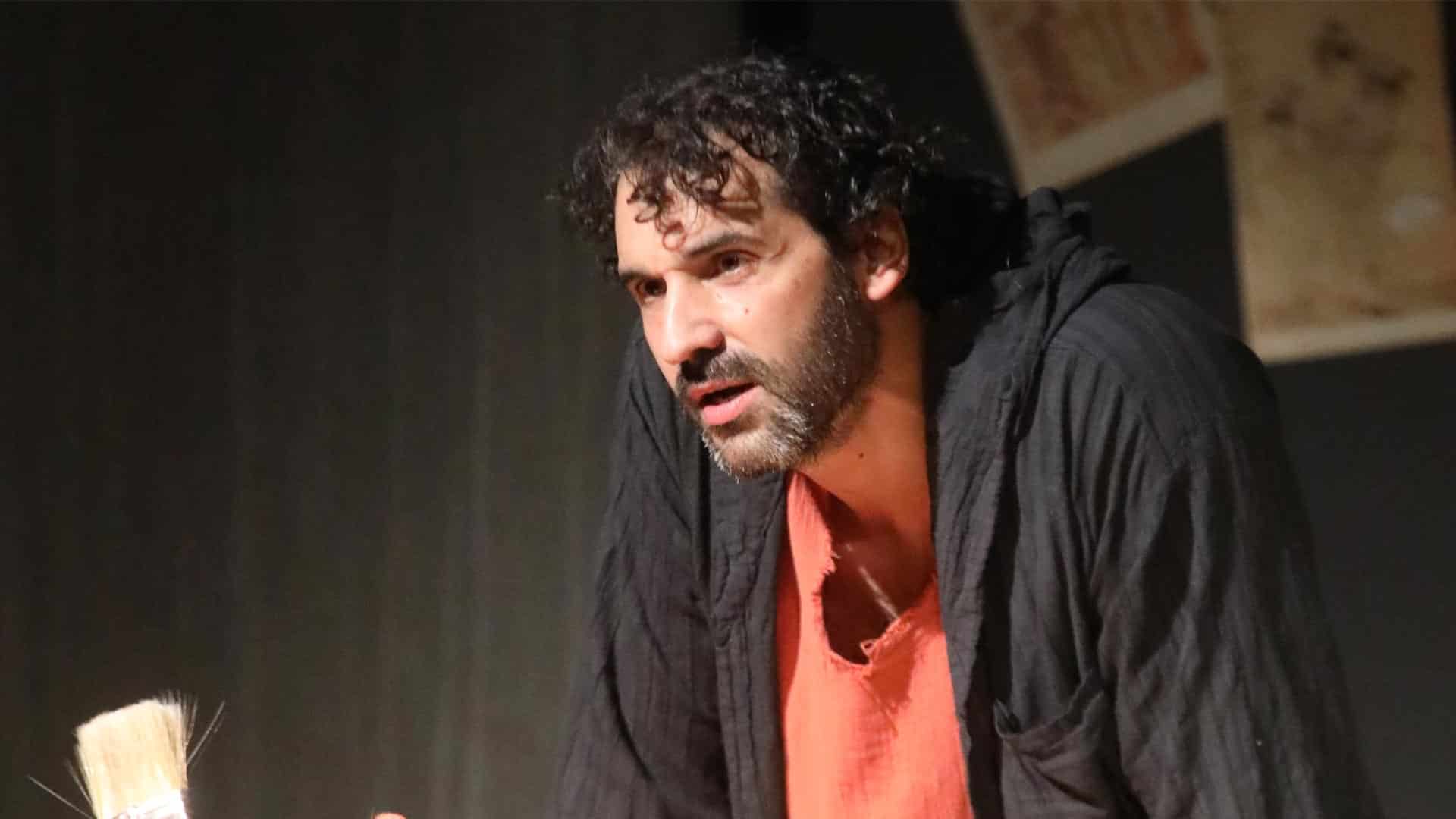 ΒΙΤΡΟΥΒΙΟΣ: Ο καθηλωτικός μονόλογος του Στέφανου Κακαβούλη στη νέα θεατρική σκηνή «BRECHT»
