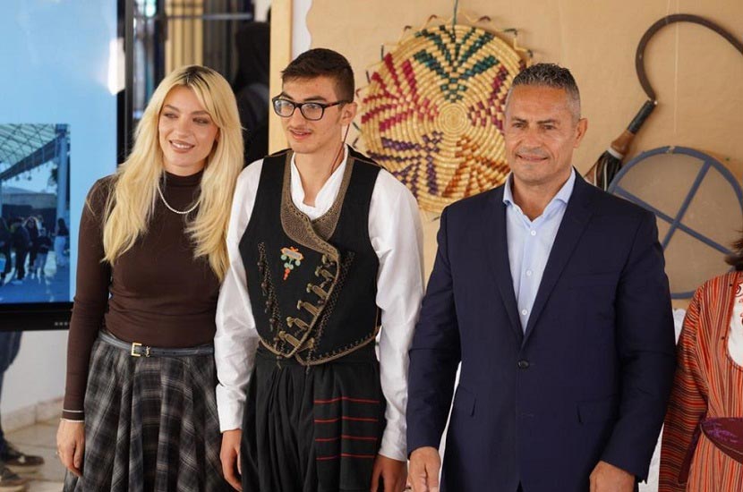 Άντρη Καραντώνη (παρουσιάστρια), Μαθητής με παραδοσιακή στολή, Τζον Χριστοδούλου (επιχειρηματίας)