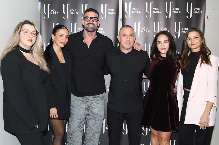 Ο Δημήτρης Αλεξάνδρου και ο Κίμωνας Χατζηγεωργίου με όλη την ομάδα του «You Nails Nea Smirni»