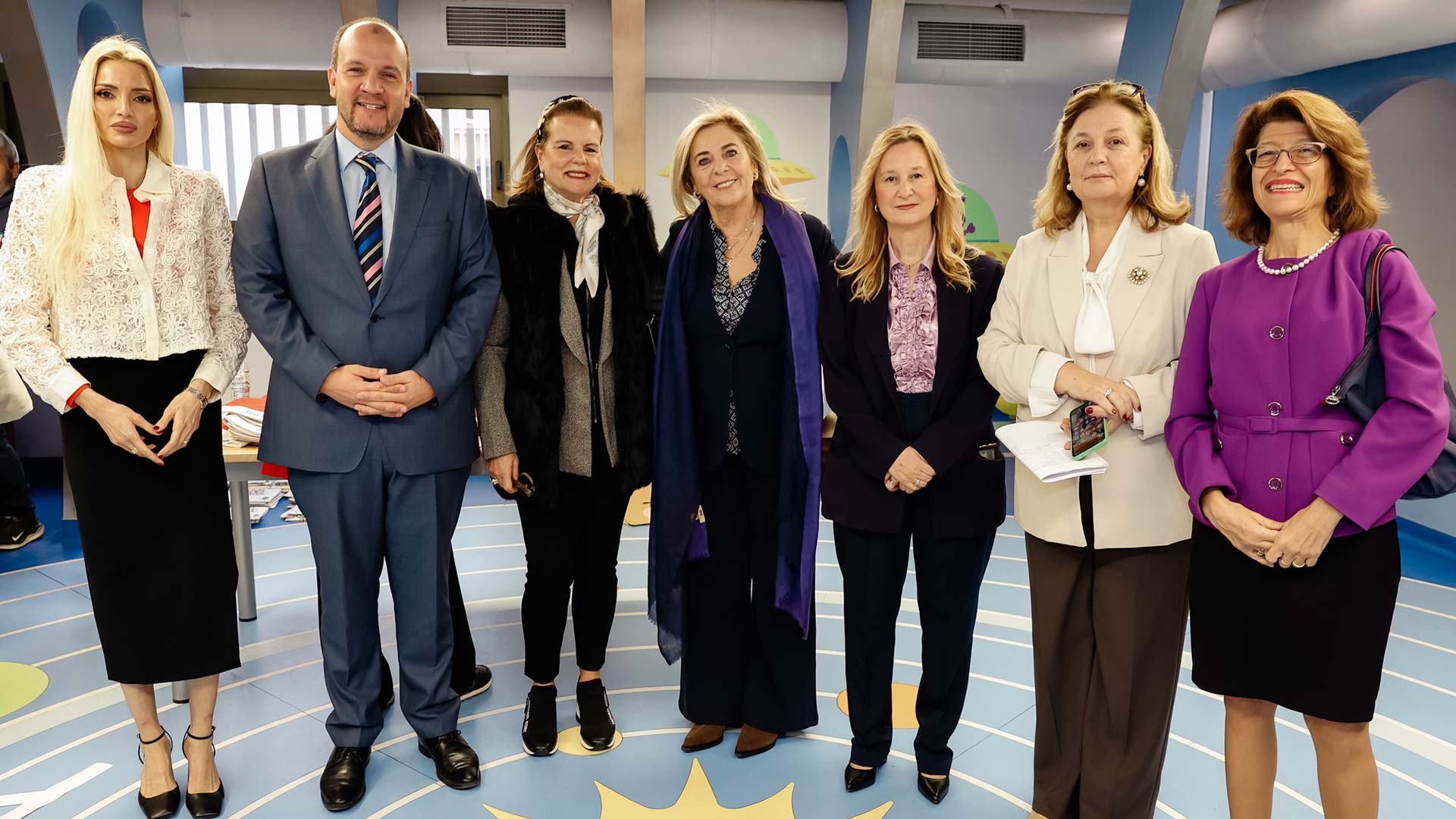 Lifeline Hellas: Οι «Little Santa» μοίρασαν δώρα στα παιδιά του νοσοκομείου παίδων «H Αγία Σοφία»