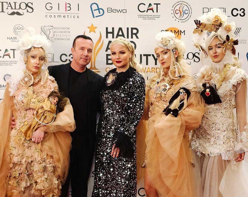 Η Ιωάννα Τζάνη με το σύζυγο της Χρήστο Λώλη ανάμεσα στα μοντέλα του show της