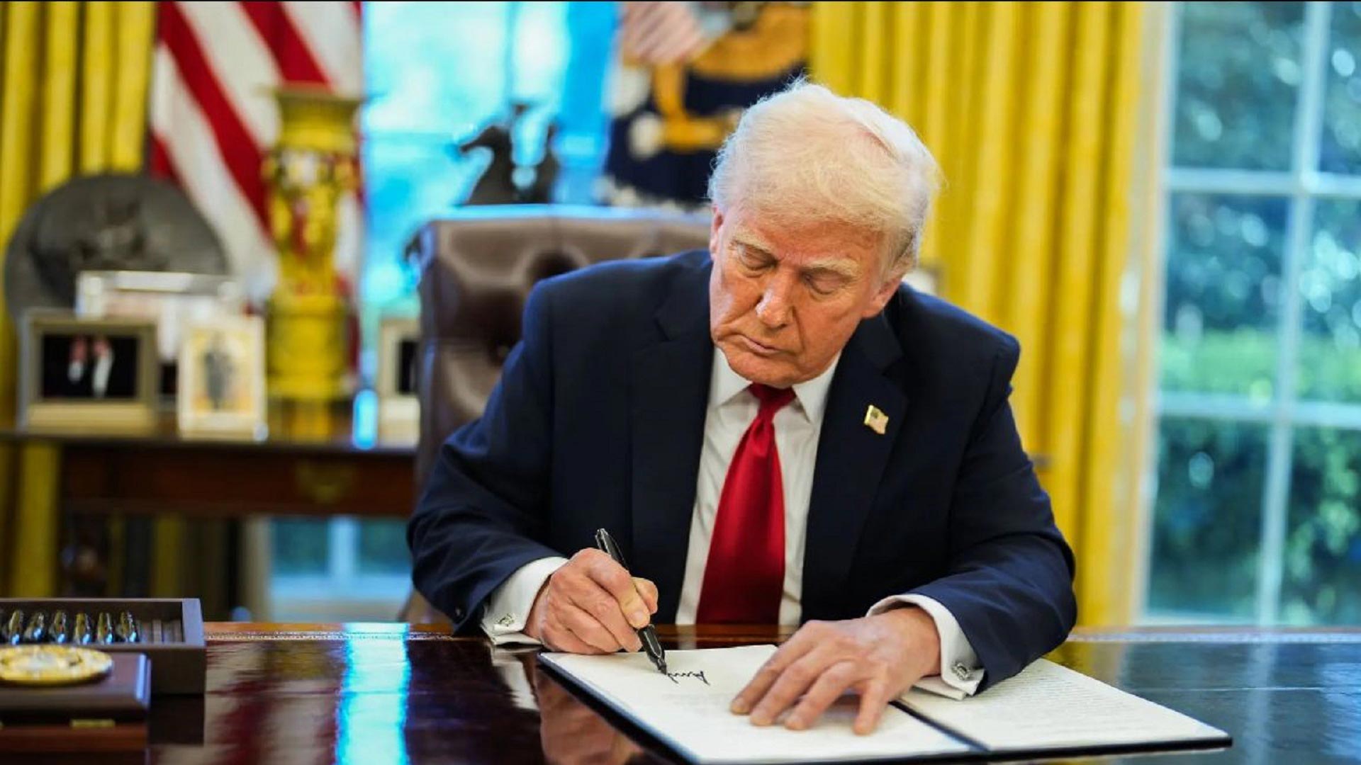 Ντόναλντ Τραμπ: Αυξάνει στο 15% τους δασμούς σε όλες τις εισαγωγές από όλο τον κόσμο