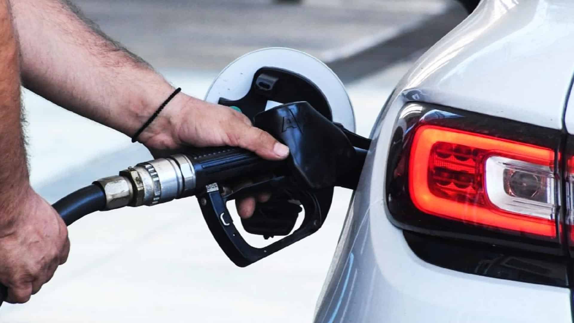 Έκτακτα μέτρα στήριξης: Πώς θα επιλεγούν οι δικαιούχοι για το Fuel Pass