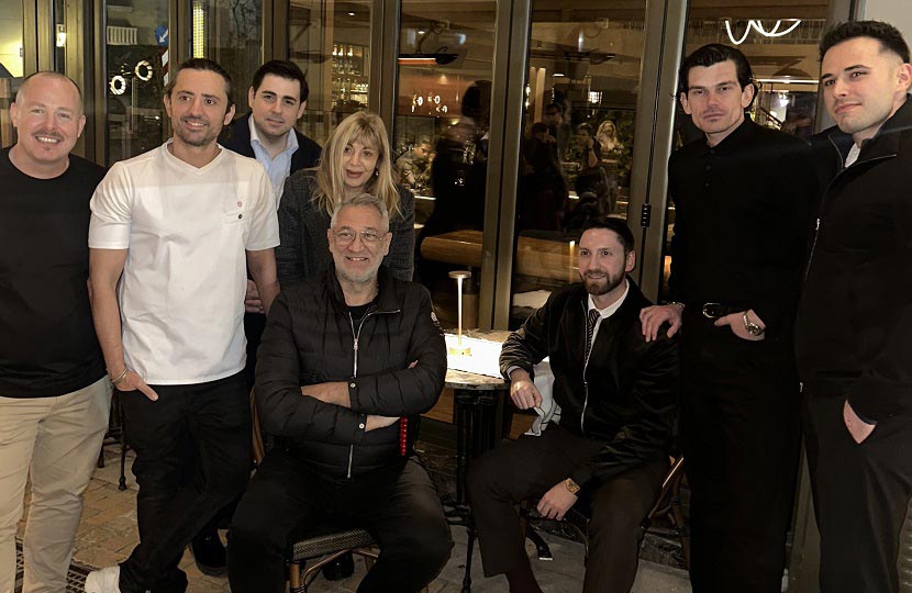 Η εκλεκτή παρέα έξω από Mayor στο Κολωνάκι