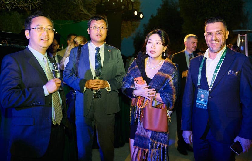 Ο Πρέσβης της Κίνας στην Κύπρο Zhou Yunliang μαζί με την Ζhang Ning (First Secretary της Πρεσβείας της Κίνας) και τον Κωνσταντίνο Μαλαού (Business Development Manager του Cap St Georges Hotel & Resort)