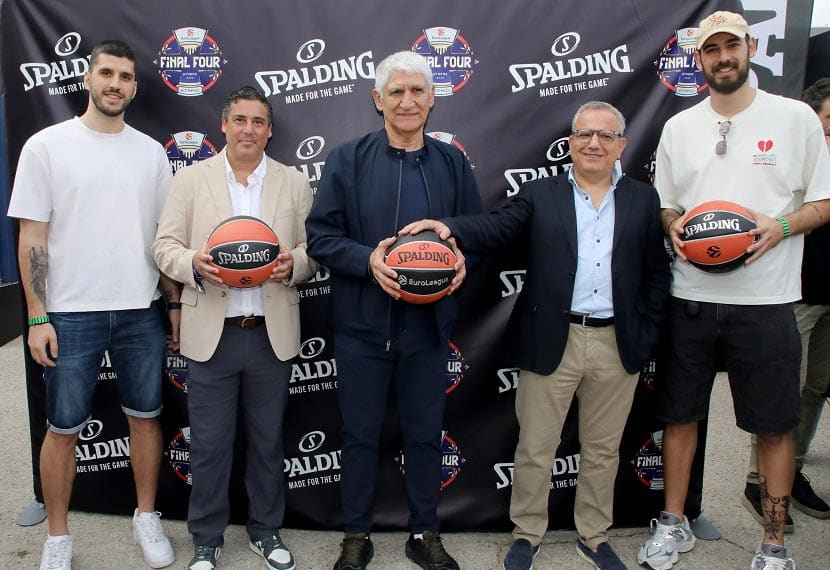 O International Sales & Marketing της «Spalding» Agustin Pineyrua μαζί με τον CEO της «Τοp Trends S.A.», Σάμυ Φάις μαζί με τους Χρήστος Ιορδάνου, Παναγιώτης Γιαννάκης, Μάνος Χατζηδάκης