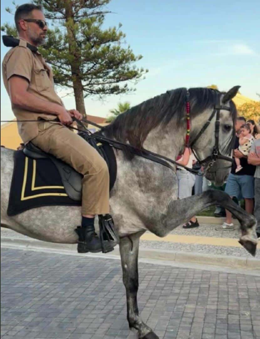 Ο Σπύρος Καρκανιάς που ξεχωρίζει ως ένας από τους πιο αυθεντικούς και εμβληματικούς ιππείς του Πανηγυριού του Αϊ-Συμιού