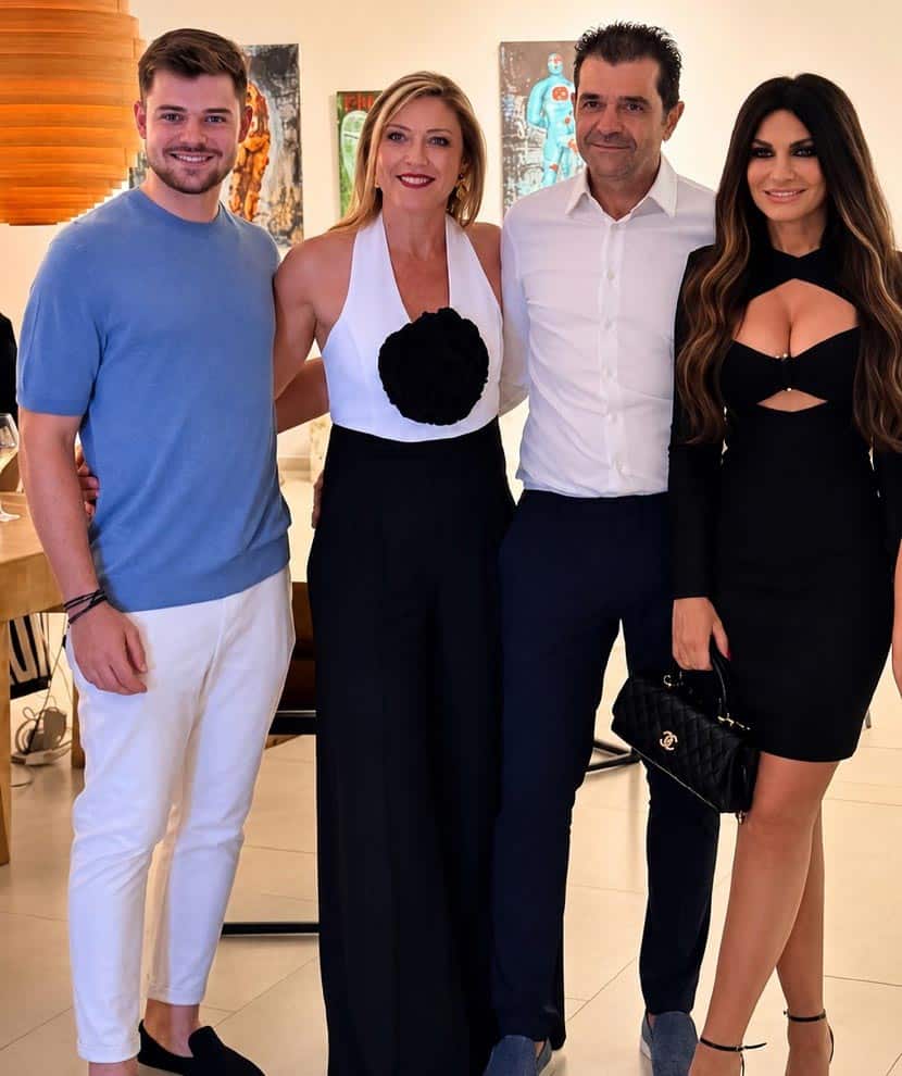 Ο Μάρκος Δακτυλίδης με την οικογένεια του και την Πρέσβης των Ηνωμένων Πολιτειών Κίμπερλι Γκίλφοϊλ