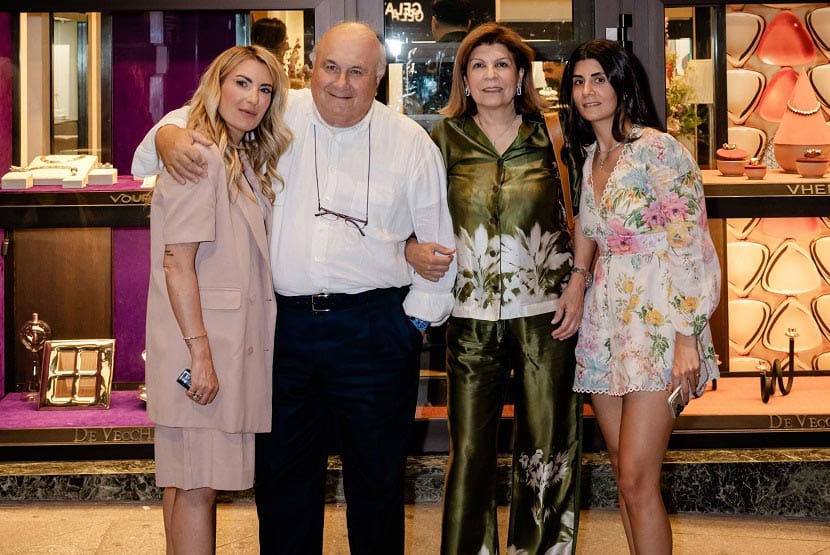 Ουρανία Βουράκη, Αντώνης Βουράκης, Μπέκυ Βουράκη, Δήμητρα Βουράκη στην είσοδο του Οίκου Βουράκη