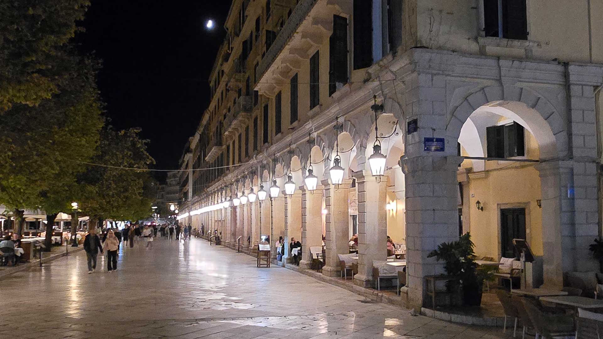 Zisimos 1928: Μια διαχρονική στάση στο Λιστόν της Κέρκυρας